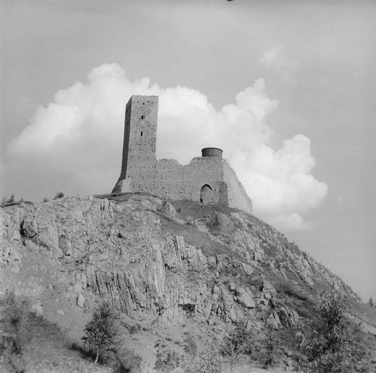 Castle on rocks […] from the west