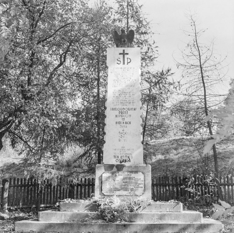 Bieliny – Monument by the church