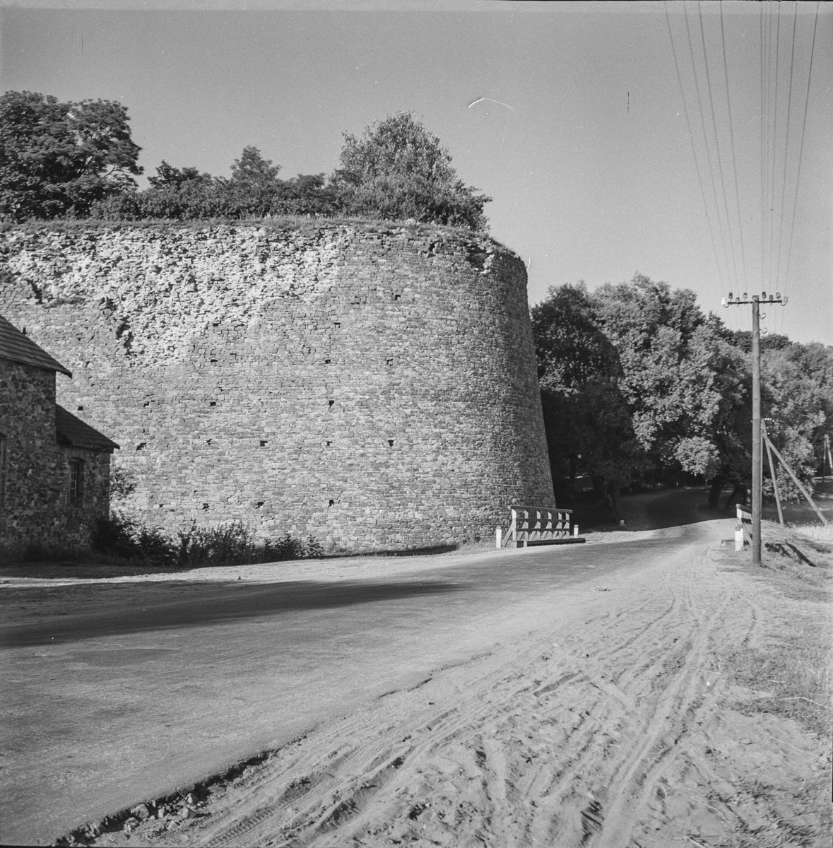View of the retaining wall from the roadside