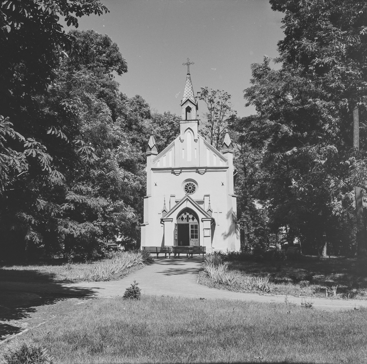 Kościółek w parku zdrojowym