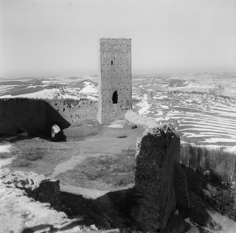 Widok z chęcińskiego zamku z łatami śniegu