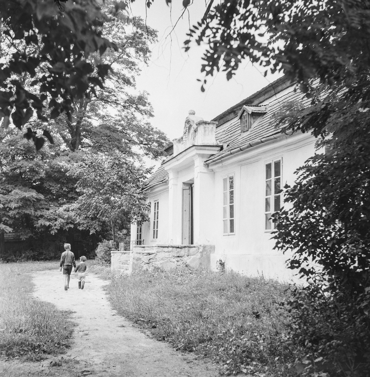 Entrance to the manor house – with boys