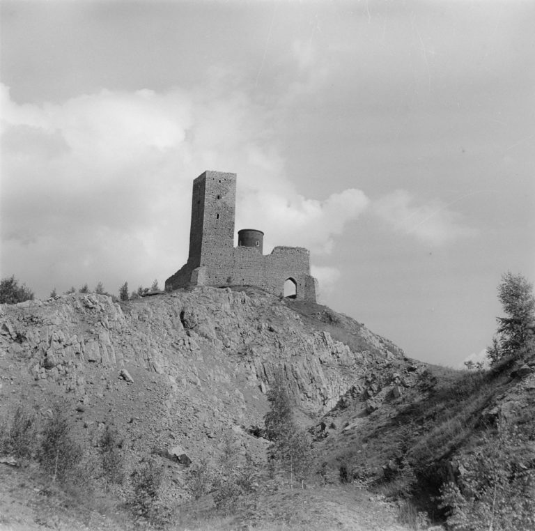 Castle on rocks […] from the west