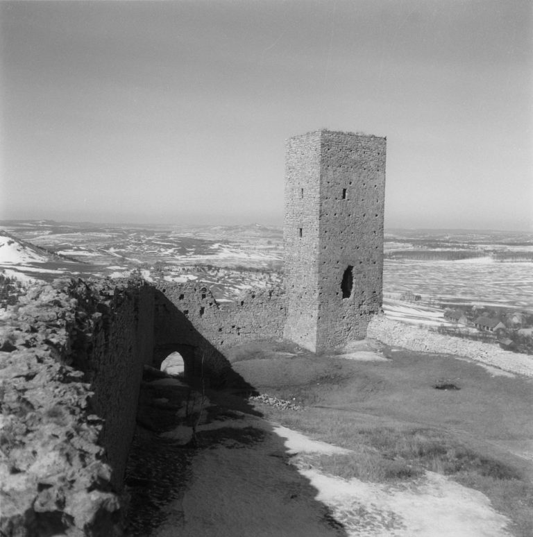 Widok z chęcińskiego zamku z łatami śniegu