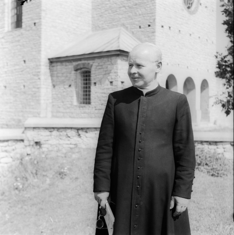 Parish priest against the walls