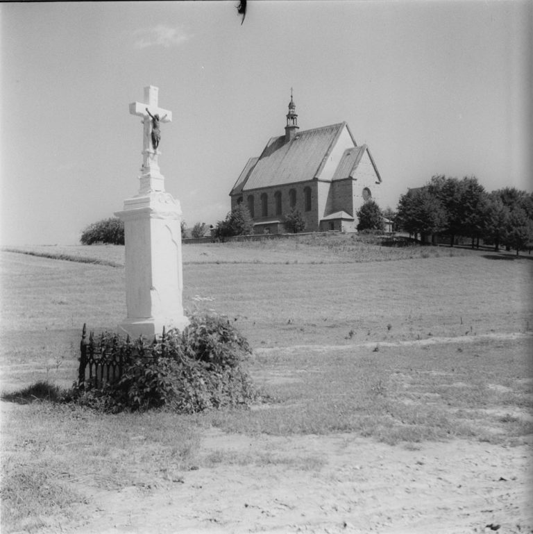 Church – wayside statue in the foreground
