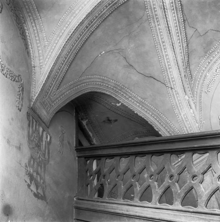 Pałac – fragment wnętrza ze schodami