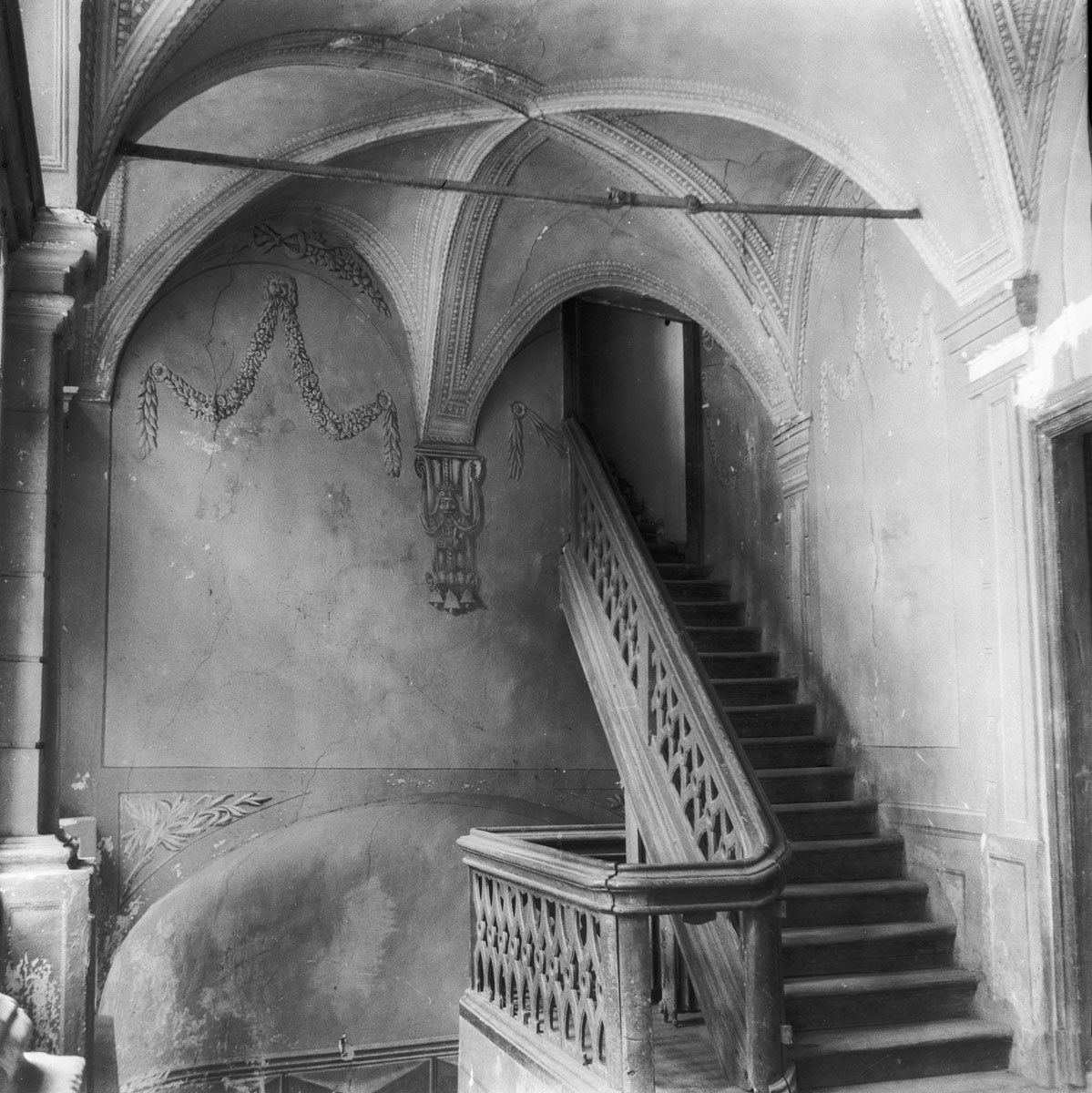 Pałac – fragment wnętrza ze schodami