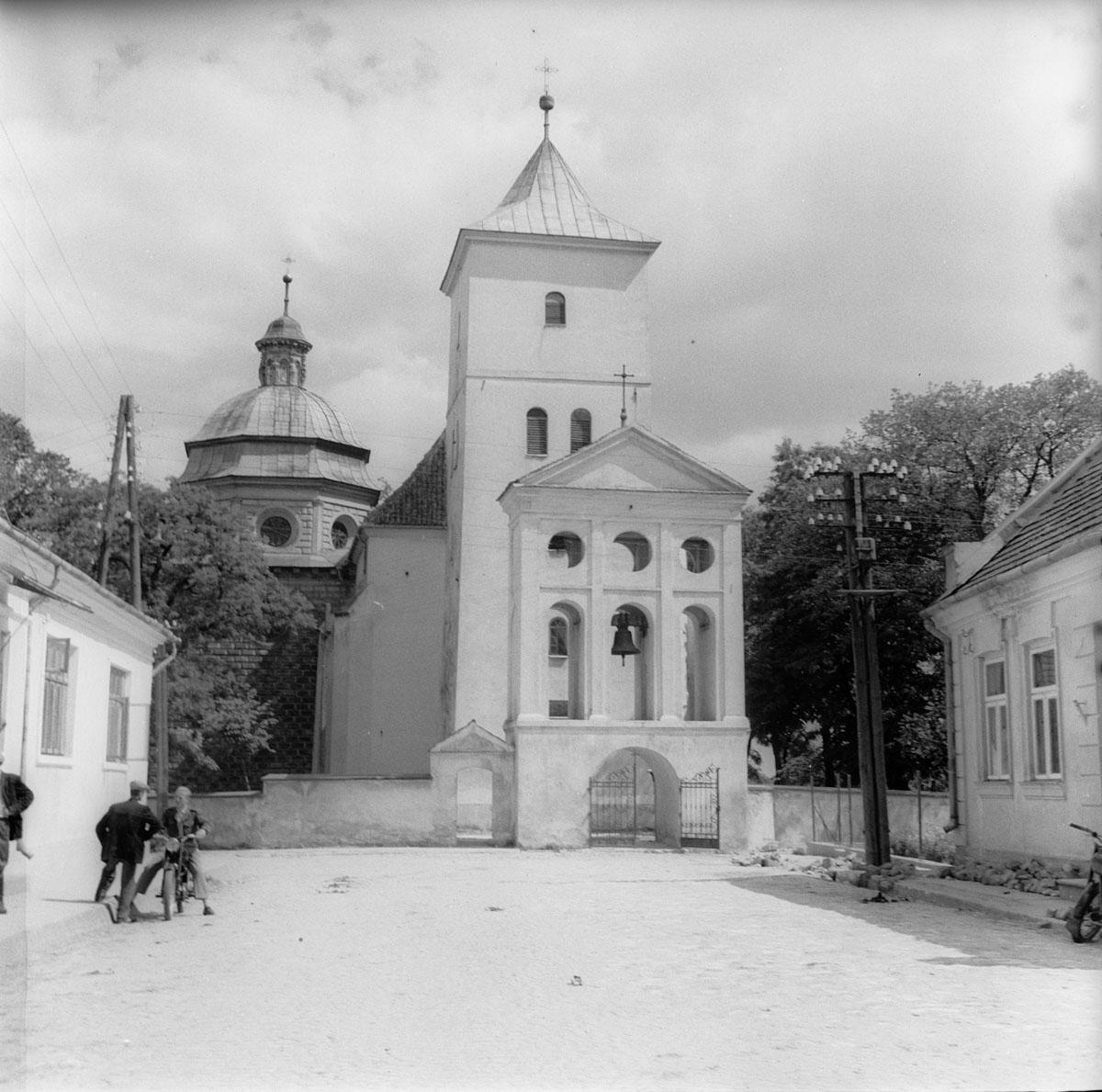 Kościół – widok od strony zachodniej – z dzwonnicą
