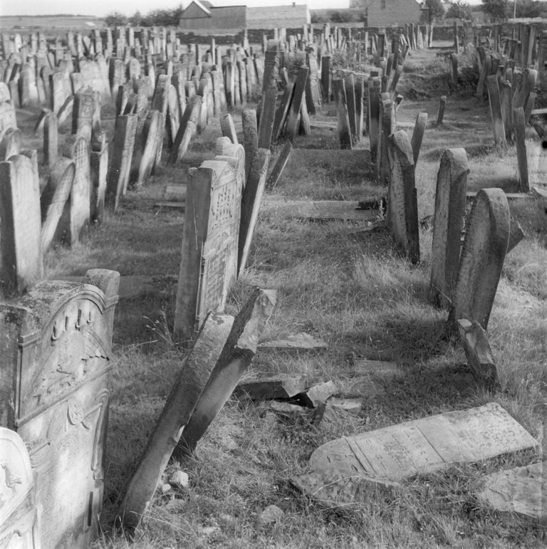 Cmentarz żydowski – nagrobki w poprzek