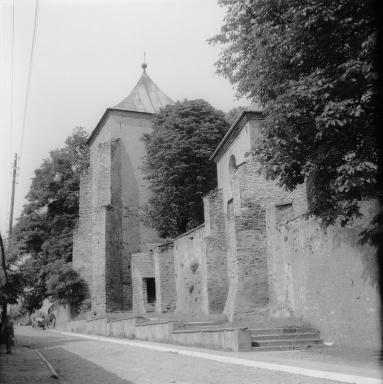 Kościół z uliczki – z zakonnicą