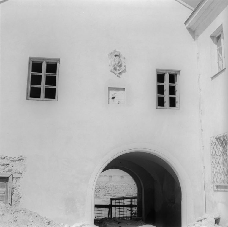 Brama wewnątrz miasta (na zamek)
