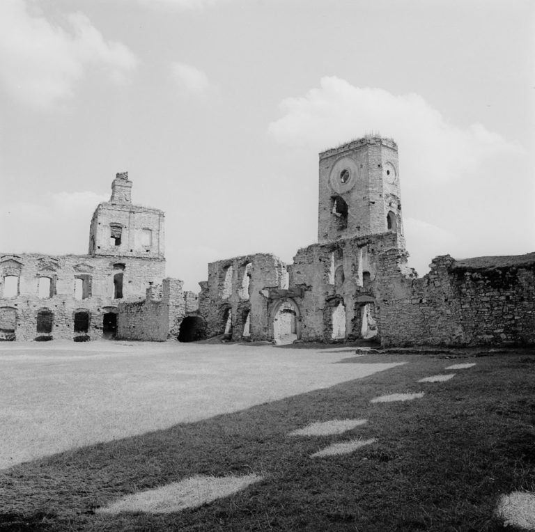 Wnętrza ruin zamku