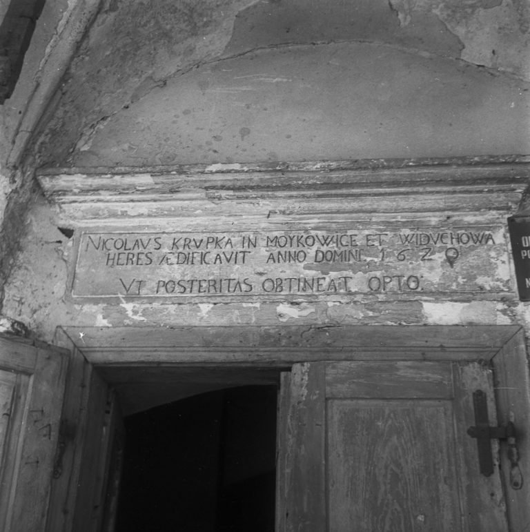 Napis nad portalem w pałacu